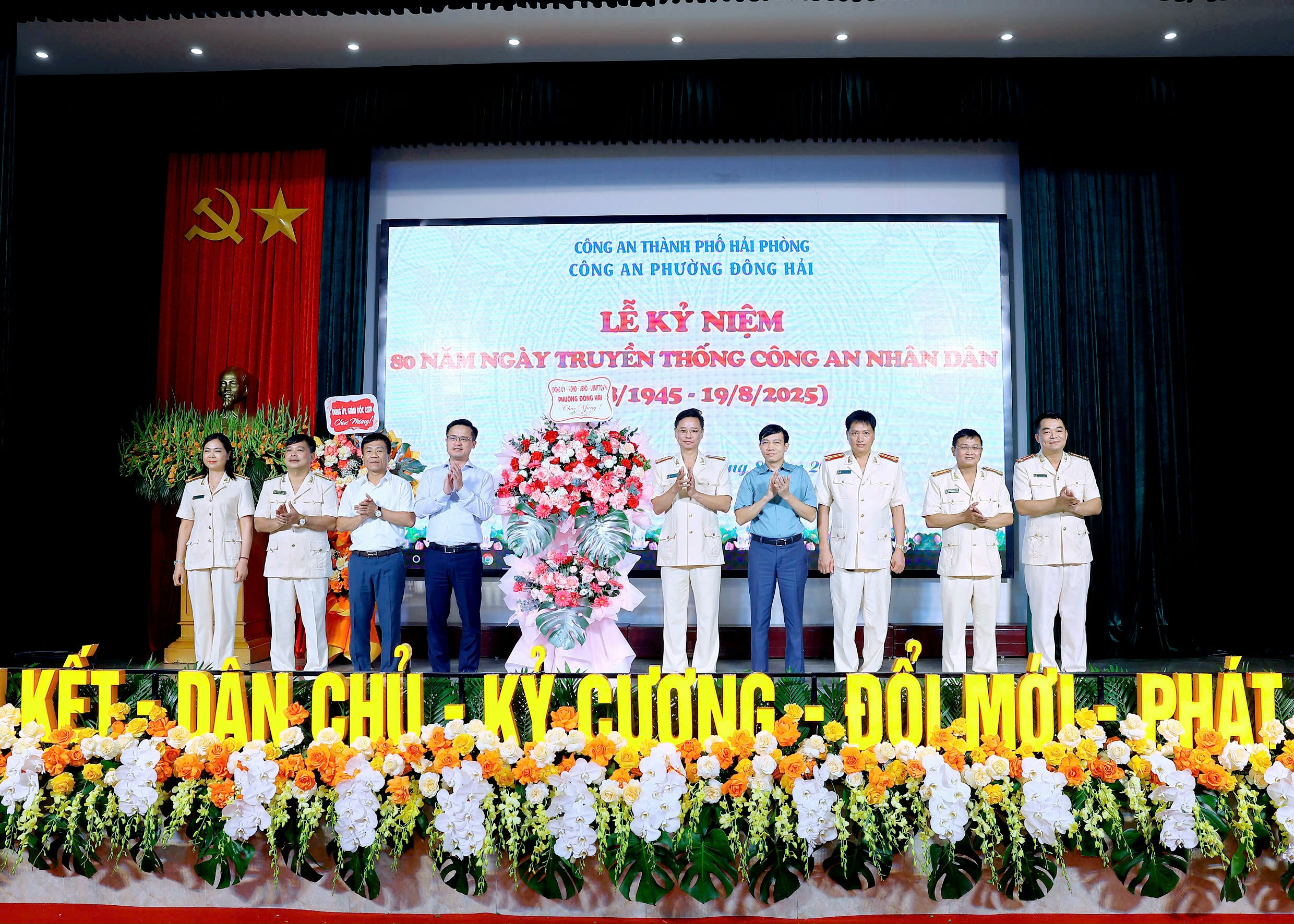 Công an phường Đông Hải kỷ niệm 80 năm Ngày truyền thống Công an nhân dân (19/8/1945-19/8/2025)